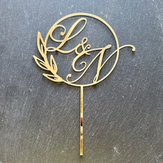 Svadba kruh s iniciálmi