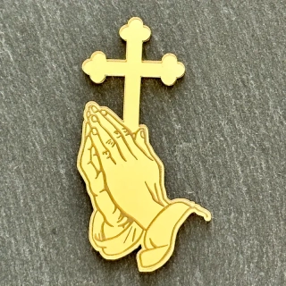 Modliace ruky s krížikom