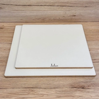 Hrubý 8 mm podnos štvorec s gravírom - Biely